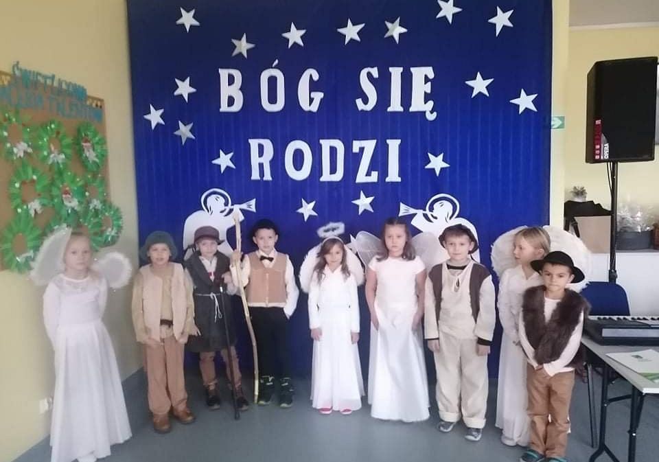 Występ uczniów klasy Ic na Wigilii dla samotnych