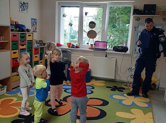 Rozmowa na temat zasad bezpiecznego zachowania na drodze.