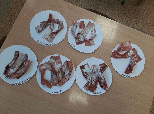 Tłusty czwartek-papierowe faworki