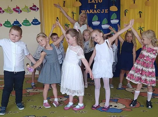 Uroczyste zakończenie roku szkolnego - pożegnanie 6-latków.