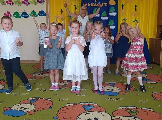 Uroczyste zakończenie roku szkolnego - pożegnanie 6-latków.