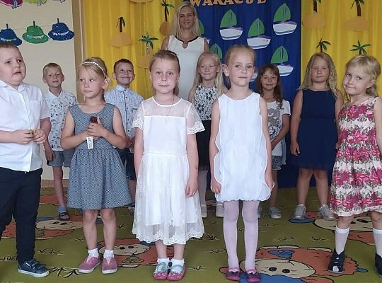 Uroczyste zakończenie roku szkolnego - pożegnanie 6-latków.