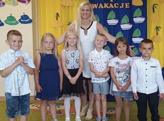 Uroczyste zakończenie roku szkolnego - pożegnanie 6-latków.