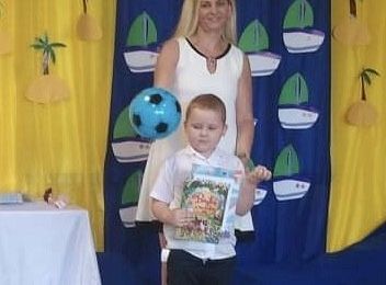 Uroczyste zakończenie roku szkolnego - pożegnanie 6-latków.