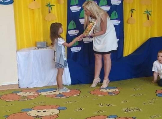 Uroczyste zakończenie roku szkolnego - pożegnanie 6-latków.