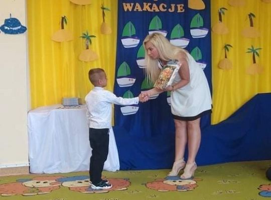 Uroczyste zakończenie roku szkolnego - pożegnanie 6-latków.