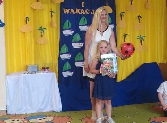 Uroczyste zakończenie roku szkolnego - pożegnanie 6-latków.