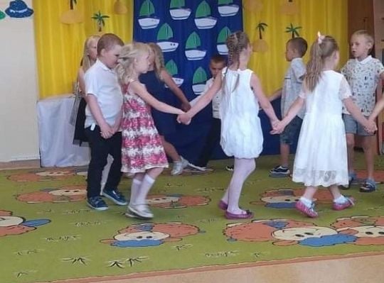 Uroczyste zakończenie roku szkolnego - pożegnanie 6-latków.