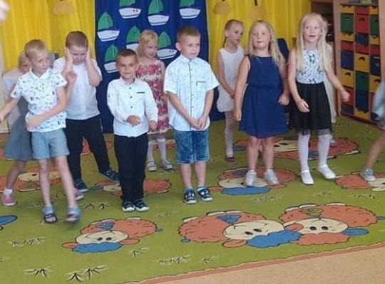 Uroczyste zakończenie roku szkolnego - pożegnanie 6-latków.