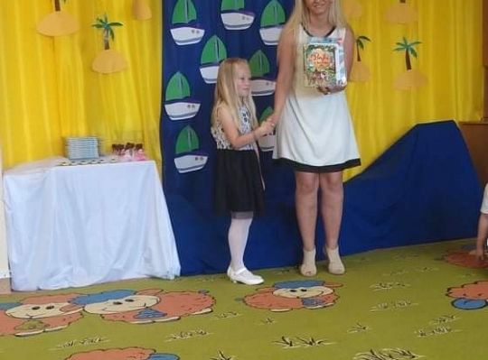 Uroczyste zakończenie roku szkolnego - pożegnanie 6-latków.