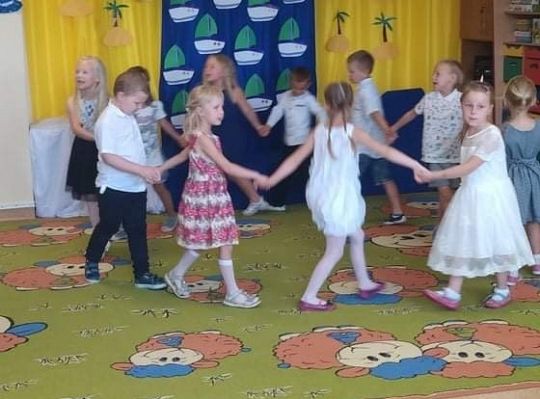 Uroczyste zakończenie roku szkolnego - pożegnanie 6-latków.