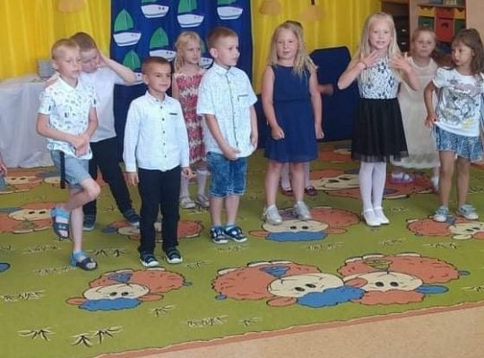 Uroczyste zakończenie roku szkolnego - pożegnanie 6-latków.