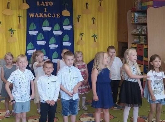 Uroczyste zakończenie roku szkolnego - pożegnanie 6-latków.
