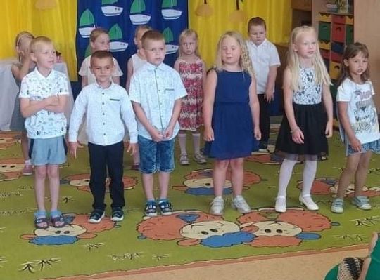 Uroczyste zakończenie roku szkolnego - pożegnanie 6-latków.