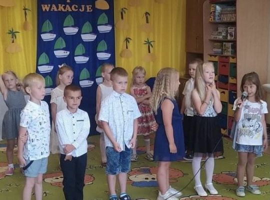 Uroczyste zakończenie roku szkolnego - pożegnanie 6-latków.