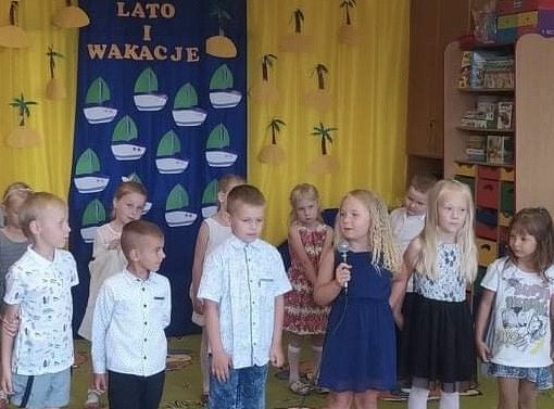 Uroczyste zakończenie roku szkolnego - pożegnanie 6-latków.