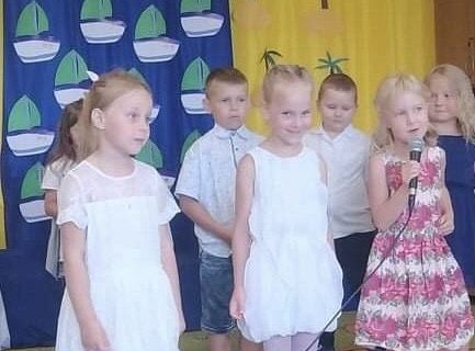 Uroczyste zakończenie roku szkolnego - pożegnanie 6-latków.