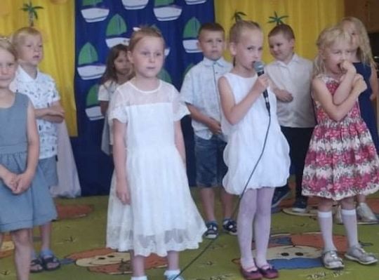 Uroczyste zakończenie roku szkolnego - pożegnanie 6-latków.