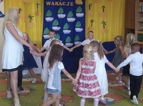 Uroczyste zakończenie roku szkolnego - pożegnanie 6-latków.