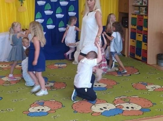 Uroczyste zakończenie roku szkolnego - pożegnanie 6-latków.