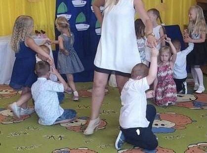 Uroczyste zakończenie roku szkolnego - pożegnanie 6-latków.