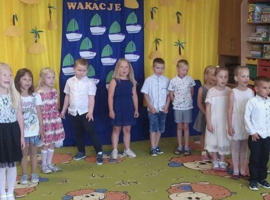 Uroczyste zakończenie roku szkolnego - pożegnanie 6-latków.