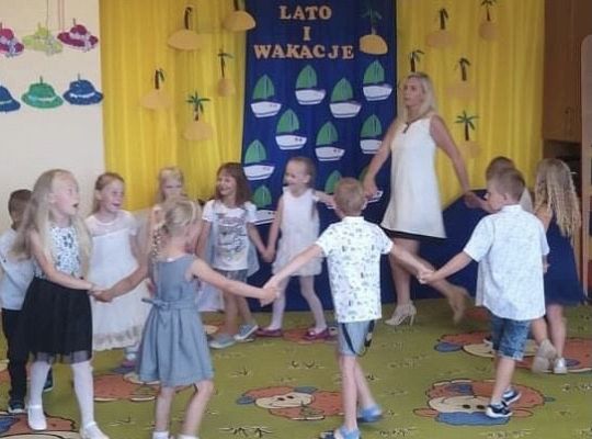 Uroczyste zakończenie roku szkolnego - pożegnanie 6-latków.