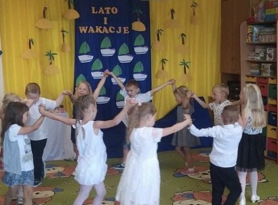 Uroczyste zakończenie roku szkolnego - pożegnanie 6-latków.