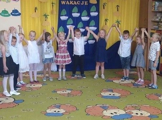 Uroczyste zakończenie roku szkolnego - pożegnanie 6-latków.