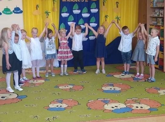 Uroczyste zakończenie roku szkolnego - pożegnanie 6-latków.