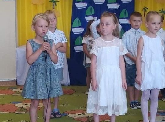 Uroczyste zakończenie roku szkolnego - pożegnanie 6-latków.