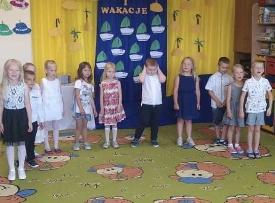 Uroczyste zakończenie roku szkolnego - pożegnanie 6-latków.