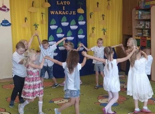 Uroczyste zakończenie roku szkolnego - pożegnanie 6-latków.