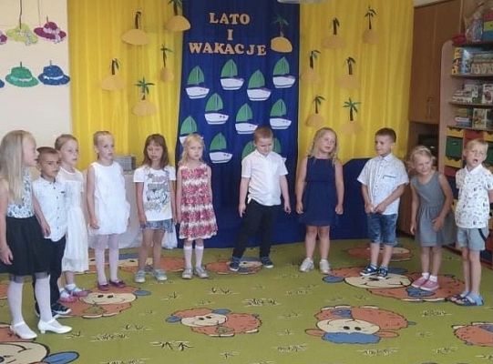 Uroczyste zakończenie roku szkolnego - pożegnanie 6-latków.