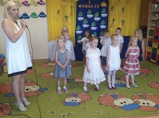 Uroczyste zakończenie roku szkolnego - pożegnanie 6-latków.