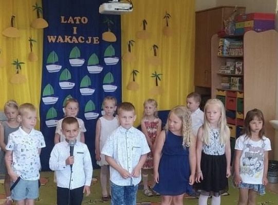 Uroczyste zakończenie roku szkolnego - pożegnanie 6-latków.