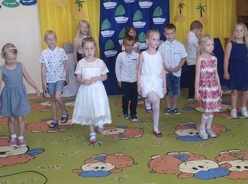 Uroczyste zakończenie roku szkolnego - pożegnanie 6-latków.