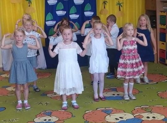 Uroczyste zakończenie roku szkolnego - pożegnanie 6-latków.