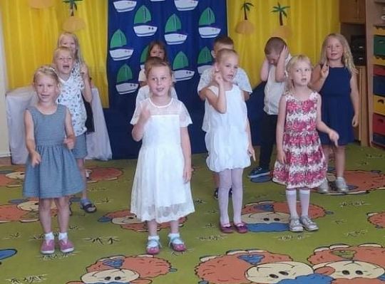 Uroczyste zakończenie roku szkolnego - pożegnanie 6-latków.