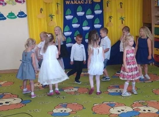 Uroczyste zakończenie roku szkolnego - pożegnanie 6-latków.