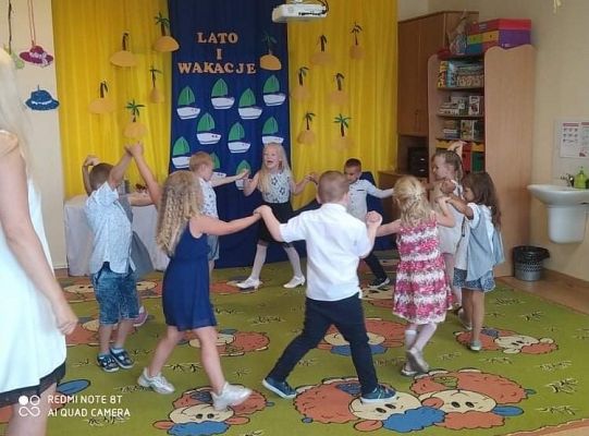 Uroczyste zakończenie roku szkolnego - pożegnanie 6-latków.