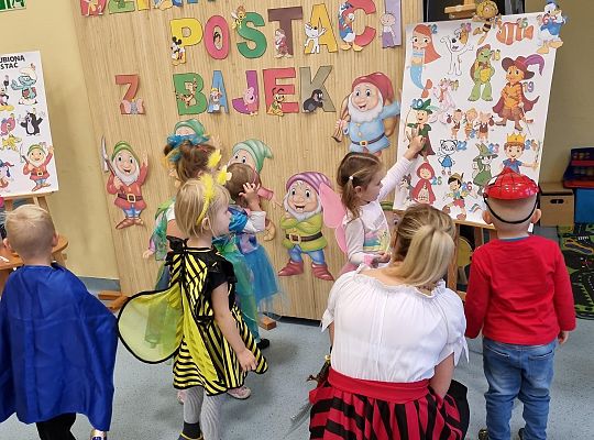 Dzień postaci  z bajek w Punkcie Przedszkolnym w Brzeźnie
